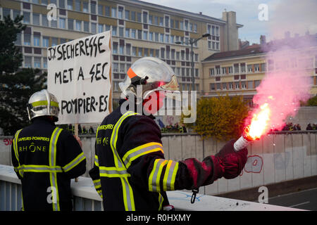 Lyon, Frankreich, 5. November 2018: Angry Feuerwehrmänner sind in Mittel-ost-Lyon (Frankreich) am 5. November 2017, wie Sie gesehen, März sowohl gegen niedrige Einschreibung und die katastrophalen Arbeitsbedingungen zu protestieren. Foto: Serge Mouraret/Alamy leben Nachrichten Stockfoto