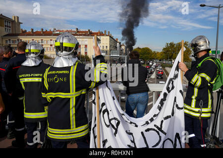 Lyon, Frankreich, 5. November 2018: Angry Feuerwehrmänner sind in Mittel-ost-Lyon (Frankreich) am 5. November 2017, wie Sie gesehen, März sowohl gegen niedrige Einschreibung und die katastrophalen Arbeitsbedingungen zu protestieren. Foto: Serge Mouraret/Alamy leben Nachrichten Stockfoto