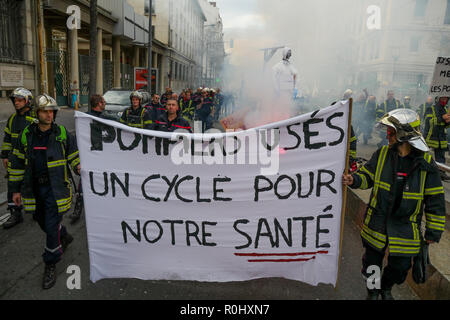Lyon, Frankreich, 5. November 2018: Angry Feuerwehrmänner sind in Mittel-ost-Lyon (Frankreich) am 5. November 2017, wie Sie gesehen, März sowohl gegen niedrige Einschreibung und die katastrophalen Arbeitsbedingungen zu protestieren. Foto: Serge Mouraret/Alamy leben Nachrichten Stockfoto