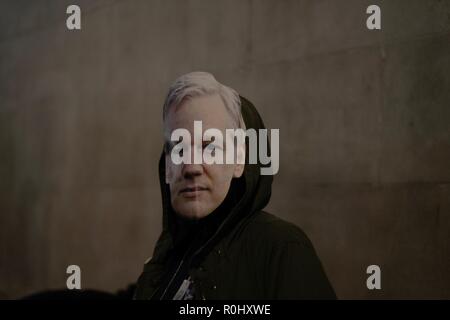 London, Großbritannien. 5. Nov 2018. Die Demonstranten tragen Assange Masken während eine Million Maske März in London Quelle: Emin Ozkan/Alamy leben Nachrichten Stockfoto