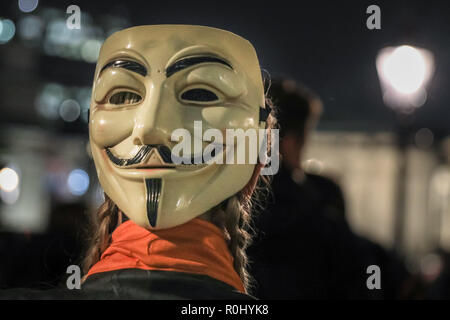 Westsminster, London, UK, 5. Nov 2018. Demonstranten, viele mit ihren 'V oder Vendetta' Guy Fawkes Masken, versammeln sich in den Trafalgar Square und später März zur Downing Street und durch Westminster. Die Million Masken März ist mit der hacktivist Gruppe Anonyme verknüpft und organisiert jedes Jahr am Guy Fawkes Day. Aktivisten Ziel ändern, die auf der unterschiedlichen politischen und sozialen Ursachen zu erreichen. Credit: Imageplotter Nachrichten und Sport/Alamy leben Nachrichten Stockfoto