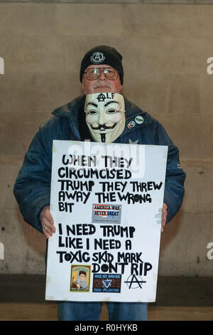 Westsminster, London, UK, 5. Nov 2018. Demonstranten, viele mit ihren 'V oder Vendetta' Guy Fawkes Masken, versammeln sich in den Trafalgar Square und später März zur Downing Street und durch Westminster. Die Million Masken März ist mit der hacktivist Gruppe Anonyme verknüpft und organisiert jedes Jahr am Guy Fawkes Day. Aktivisten Ziel ändern, die auf der unterschiedlichen politischen und sozialen Ursachen zu erreichen. Credit: Imageplotter Nachrichten und Sport/Alamy leben Nachrichten Stockfoto