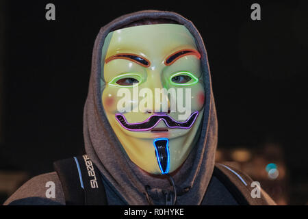 Westsminster, London, UK, 5. Nov 2018. Demonstranten, viele mit ihren 'V oder Vendetta' Guy Fawkes Masken, versammeln sich in den Trafalgar Square und später März zur Downing Street und durch Westminster. Die Million Masken März ist mit der hacktivist Gruppe Anonyme verknüpft und organisiert jedes Jahr am Guy Fawkes Day. Aktivisten Ziel ändern, die auf der unterschiedlichen politischen und sozialen Ursachen zu erreichen. Credit: Imageplotter Nachrichten und Sport/Alamy leben Nachrichten Stockfoto