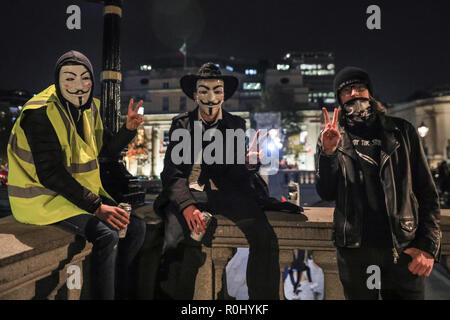 Westsminster, London, UK, 5. Nov 2018. Demonstranten, viele mit ihren 'V oder Vendetta' Guy Fawkes Masken, versammeln sich in den Trafalgar Square und später März zur Downing Street und durch Westminster. Die Million Masken März ist mit der hacktivist Gruppe Anonyme verknüpft und organisiert jedes Jahr am Guy Fawkes Day. Aktivisten Ziel ändern, die auf der unterschiedlichen politischen und sozialen Ursachen zu erreichen. Credit: Imageplotter Nachrichten und Sport/Alamy leben Nachrichten Stockfoto