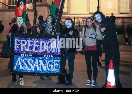 Westsminster, London, UK, 5. Nov 2018. Demonstranten, viele mit ihren 'V oder Vendetta' Guy Fawkes Masken, versammeln sich in den Trafalgar Square und später März zur Downing Street und durch Westminster. Die Million Masken März ist mit der hacktivist Gruppe Anonyme verknüpft und organisiert jedes Jahr am Guy Fawkes Day. Aktivisten Ziel ändern, die auf der unterschiedlichen politischen und sozialen Ursachen zu erreichen. Credit: Imageplotter Nachrichten und Sport/Alamy leben Nachrichten Stockfoto