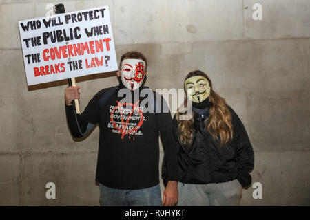 Westsminster, London, UK, 5. Nov 2018. Demonstranten, viele mit ihren 'V oder Vendetta' Guy Fawkes Masken, versammeln sich in den Trafalgar Square und später März zur Downing Street und durch Westminster. Die Million Masken März ist mit der hacktivist Gruppe Anonyme verknüpft und organisiert jedes Jahr am Guy Fawkes Day. Aktivisten Ziel ändern, die auf der unterschiedlichen politischen und sozialen Ursachen zu erreichen. Credit: Imageplotter Nachrichten und Sport/Alamy leben Nachrichten Stockfoto