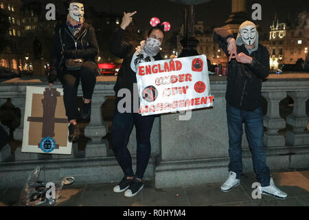 Westsminster, London, UK, 5. Nov 2018. Demonstranten, viele mit ihren 'V oder Vendetta' Guy Fawkes Masken, versammeln sich in den Trafalgar Square und später März zur Downing Street und durch Westminster. Die Million Masken März ist mit der hacktivist Gruppe Anonyme verknüpft und organisiert jedes Jahr am Guy Fawkes Day. Aktivisten Ziel ändern, die auf der unterschiedlichen politischen und sozialen Ursachen zu erreichen. Credit: Imageplotter Nachrichten und Sport/Alamy leben Nachrichten Stockfoto