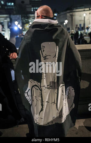 Westsminster, London, UK, 5. Nov 2018. Demonstranten, viele mit ihren 'V oder Vendetta' Guy Fawkes Masken, versammeln sich in den Trafalgar Square und später März zur Downing Street und durch Westminster. Die Million Masken März ist mit der hacktivist Gruppe Anonyme verknüpft und organisiert jedes Jahr am Guy Fawkes Day. Aktivisten Ziel ändern, die auf der unterschiedlichen politischen und sozialen Ursachen zu erreichen. Credit: Imageplotter Nachrichten und Sport/Alamy leben Nachrichten Stockfoto