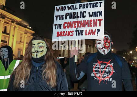 Westsminster, London, UK, 5. Nov 2018. Demonstranten, viele mit ihren 'V oder Vendetta' Guy Fawkes Masken, versammeln sich in den Trafalgar Square und später März zur Downing Street und durch Westminster. Die Million Masken März ist mit der hacktivist Gruppe Anonyme verknüpft und organisiert jedes Jahr am Guy Fawkes Day. Aktivisten Ziel ändern, die auf der unterschiedlichen politischen und sozialen Ursachen zu erreichen. Credit: Imageplotter Nachrichten und Sport/Alamy leben Nachrichten Stockfoto