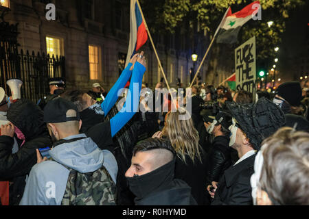 Westsminster, London, UK, 5. Nov 2018. Die Demonstranten Stoppen in der Downing Street. Demonstranten, viele mit ihren 'V oder Vendetta' Guy Fawkes Masken, versammeln sich in den Trafalgar Square und später März zur Downing Street und durch Westminster. Die Million Masken März ist mit der hacktivist Gruppe Anonyme verknüpft und organisiert jedes Jahr am Guy Fawkes Day. Aktivisten Ziel ändern, die auf der unterschiedlichen politischen und sozialen Ursachen zu erreichen. Credit: Imageplotter Nachrichten und Sport/Alamy leben Nachrichten Stockfoto