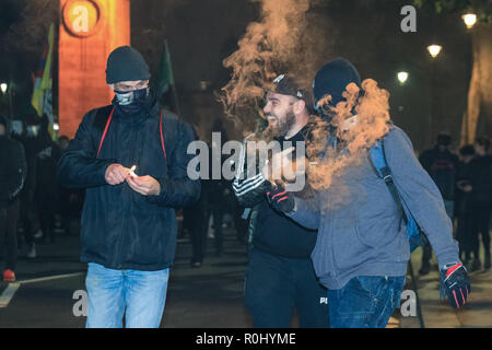 Westsminster, London, UK, 5. Nov 2018. Die Demonstranten Stoppen in der Downing Street. Demonstranten, viele mit ihren 'V oder Vendetta' Guy Fawkes Masken, versammeln sich in den Trafalgar Square und später März zur Downing Street und durch Westminster. Die Million Masken März ist mit der hacktivist Gruppe Anonyme verknüpft und organisiert jedes Jahr am Guy Fawkes Day. Aktivisten Ziel ändern, die auf der unterschiedlichen politischen und sozialen Ursachen zu erreichen. Credit: Imageplotter Nachrichten und Sport/Alamy leben Nachrichten Stockfoto