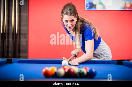Junge Frau beim Billard Stockfoto