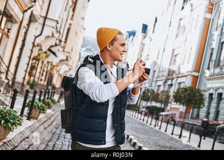Junge touristische Blogger ist Wandern mit der Kamera in der Altstadt Stockfoto