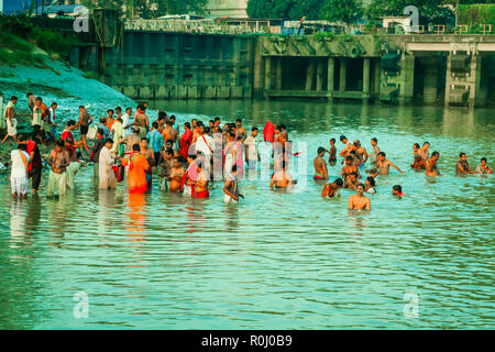 KOLKATA, Indien - Januar 14, 2016: Indien Familie in der Badewanne auf das Wasser des Ganges bei der Kumbh Mela. Das gangeswasser nicht einmal zum Baden geeignet, Ma Stockfoto