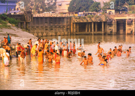 KOLKATA, Indien - Januar 14, 2016: Indien Familie in der Badewanne auf dem Wasser von Ganga während der Kumbh Mela. Ganga Wasser auch nicht zum Baden geeignet Stockfoto