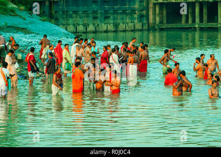 KOLKATA, Indien - Januar 14, 2016: Anhänger unter heiliges Bad an Har-ki-Pauri auf dem Fluss Ganges auf der ersten Badewanne von Ardh Kumbh Messe. Die Menschen nahmen ein Bad in Stockfoto