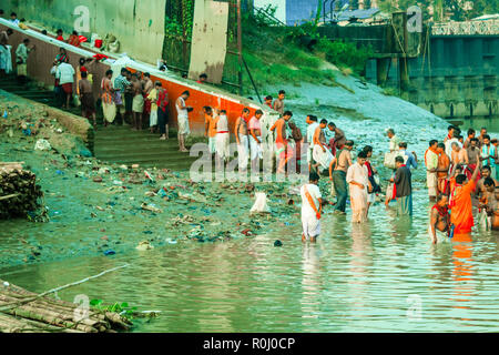 KOLKATA, Indien - Januar 14, 2016: Indien Familie in der Badewanne auf dem Wasser von Ganga während der Kumbh Mela. Ganga Wasser auch nicht zum Baden geeignet, viele Stockfoto