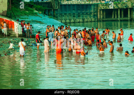 KOLKATA, Indien - Januar 14, 2016: Indien Familie in der Badewanne auf dem Wasser von Ganga während der Kumbh Mela. Ganga Wasser auch nicht zum Baden geeignet, viele Stockfoto