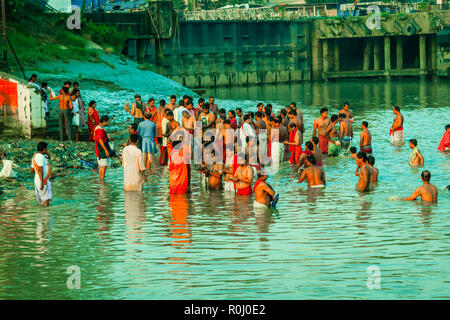 KOLKATA, Indien - Januar 14, 2016: Anhänger unter heiliges Bad an Har-ki-Pauri auf dem Fluss Ganges auf der ersten Badewanne von Ardh Kumbh Messe. Die Menschen nahmen ein Bad in Stockfoto