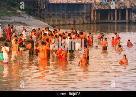 KOLKATA, Indien - Januar 14, 2016: Indien Familie in der Badewanne auf dem Wasser von Ganga während der Kumbh Mela. Ganga Wasser auch nicht zum Baden geeignet, viele Stockfoto