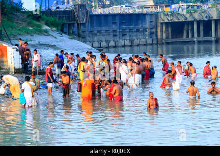 KOLKATA, Indien - Januar 14, 2016: Anhänger unter heiliges Bad an Har-ki-Pauri auf dem Fluss Ganges auf der ersten Badewanne von Ardh Kumbh Messe. Die Menschen nahmen ein Bad in Stockfoto