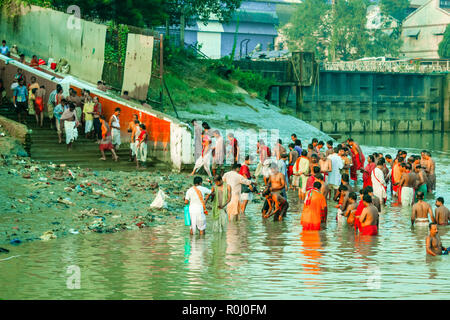 HARIDWAR, Indien - Januar 14, 2016: Anhänger unter heiliges Bad an Har-ki-Pauri auf dem Fluss Ganges auf der ersten Badewanne von Ardh Kumbh Messe. Die Menschen nahmen ein Bad in Stockfoto