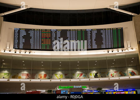 Ein zweisprachiges elektronisches Zeichen am Flughafen Ben Gurion in Tel Aviv Flüge anzukündigen, Tore und Abfahrtszeiten in Hebräisch und Englisch.. Stockfoto