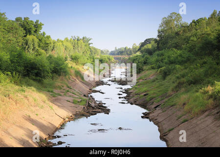 Ländliche Kanal auf einem Wetter ist luftig für den Einsatz von Wasser in der Landwirtschaft. Stockfoto