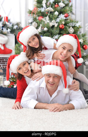 Portrait von Happy Family in der Nähe von Christbaum posiert Stockfoto