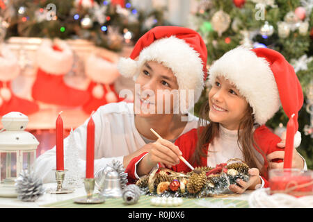 Portrait von Bruder und Schwester Vorbereitung auf Weihnachten Stockfoto