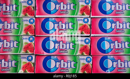 Hintergrund geschossen von Wrigley's Orbit Kaugummi, Packungen mit speziellen Wassermelone Aromen, eine spanische Ausgabe, im Supermarkt Stockfoto