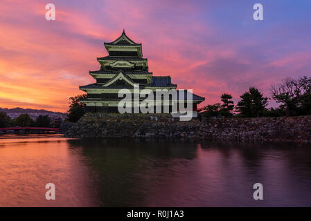 Schloß Matsumoto, auch bekannt als die "Krähe" japanischen nationalen Schatz ist. Schloß Matsumoto ist ein Flatland schloss im Jahr 1593 erbaut, ist es eines der Stockfoto