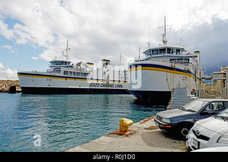 Zwei Malta Fähre Schiffe an ihre Endstation in Mgarr, Gozo Stockfoto