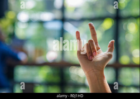 Die Hand der Frau angezeigt Einige Verben, die gerne kommen. Stockfoto