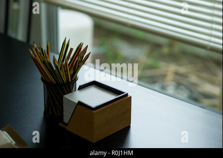 Bleistift und Hinweis auf den Schreibtisch. Durch die Fenster platziert Stockfoto