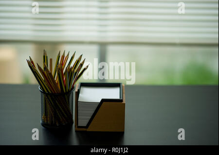 Bleistift und Hinweis auf den Schreibtisch. Durch die Fenster platziert Stockfoto