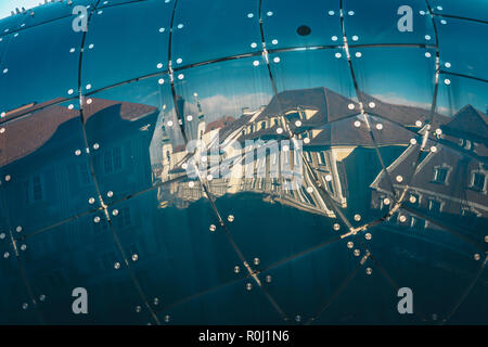 Graz Stadt Straßen in der Altstadt in der Reflexion von Kunsthaus Fassade gesehen Stockfoto