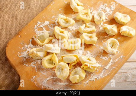 Frische hausgemachte Nudeln Gnocchi auf Holzbrett Stockfoto