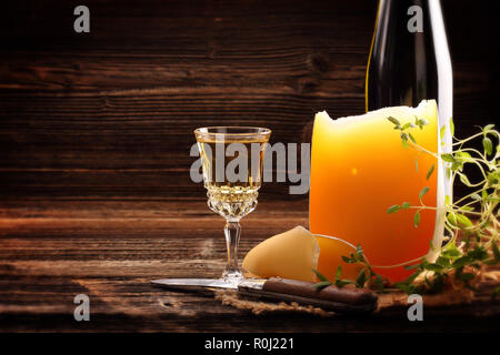 Glas Weißwein mit Käse, leckeren Snack und leeren Raum für Text Stockfoto