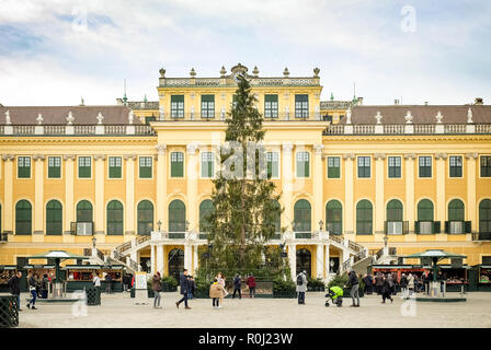 Weihnachtsmarkt vor dem Schloss Schönbrunn in Wien, Österreich Stockfoto