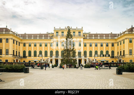 Weihnachtsmarkt vor dem Schloss Schönbrunn in Wien, Österreich Stockfoto