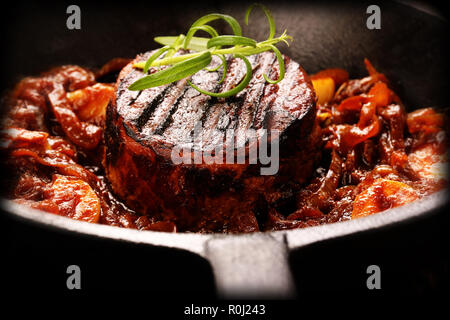 Gebratenes Schweinefleisch mit Gemüse auf Holzbrett chop Stockfoto
