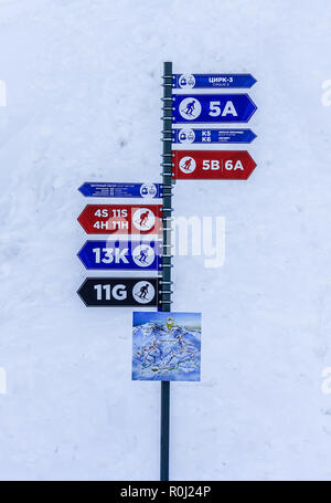 Sotschi, Russland - Januar 7, 2018: Pole mit bunten Informationen Pfeile, die Wegbeschreibungen zu Loipen unterschiedlicher Komplexität in Gorki Gorod mounta Stockfoto