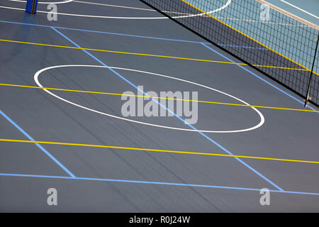 Volleyball in der Sporthalle Stockfoto