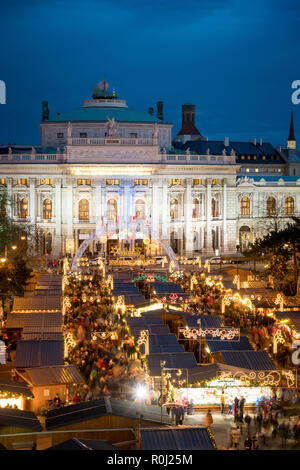 Wiener Weihnachtsmarkt vor dem Burgtheater und Rathaus am Blauen Stunde vom Rathaus Balkon Stockfoto