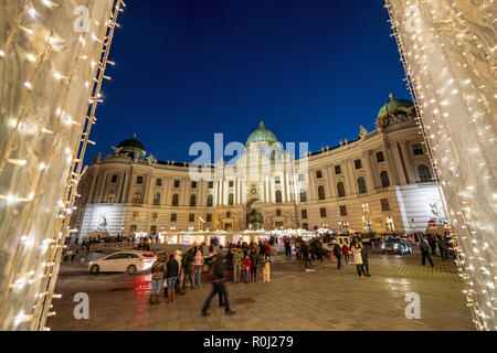 Wiener Weihnachtsmarkt vor der Hofburg bei Nacht Stockfoto