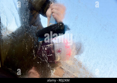 Viel von Wales wachte an diesem Morgen Schicht der Oberfläche frost für Windschutzscheiben und eisigen Temperaturen. Eis entfernen aus einem Auto Windschutzscheibe Stockfoto