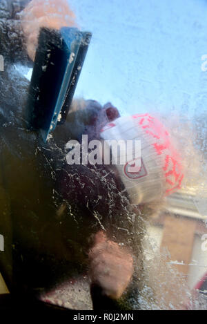 Viel von Wales wachte an diesem Morgen Schicht der Oberfläche frost für Windschutzscheiben und eisigen Temperaturen. Eis entfernen aus einem Auto Windschutzscheibe Stockfoto