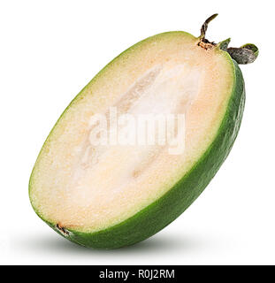 Tropische Früchte feijoa halbiert auf weißem Hintergrund. Freistellungspfaden. Volle Tiefenschärfe. Stockfoto