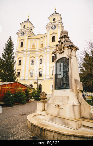 Mondsee Kathedrale für Weihnachten im Salzkammergut eingerichtet Stockfoto